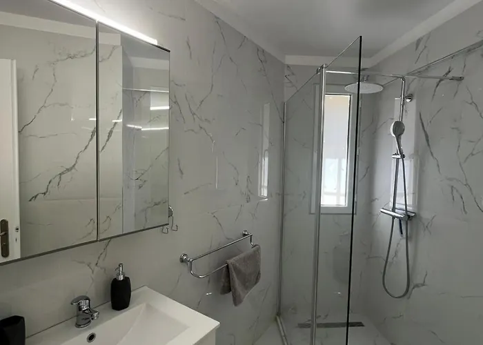 Superbe Port De Lumineux,clim , Parking Apartment *